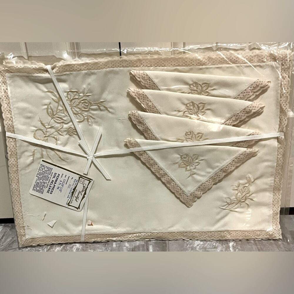 NWT Vintage placements and napkins from Home Beautiful Creations by Vicki